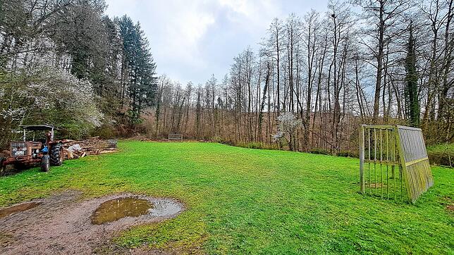 Hier Bolzplatz Lindstraße 32, Wehr am Ende des Bergwegs.