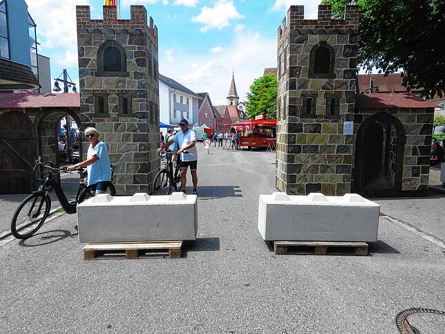 Bild 1: Geisinger in Partylaune: Straßenfest lockt tausende Besucher an