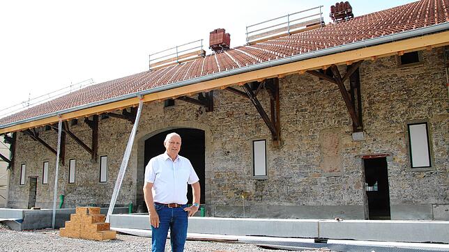 Bürgermeister Thomas Schäuble vor der ehemaligen Baumwollhalle, die nun als Eventraum genutzt werden soll.