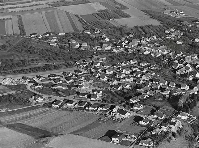 Nenzingen im November 1977: Die Straße die nach links verläuft, ist die Straße nach Eigeltingen. Im Hintergrund geht es zu den Reben hoch.