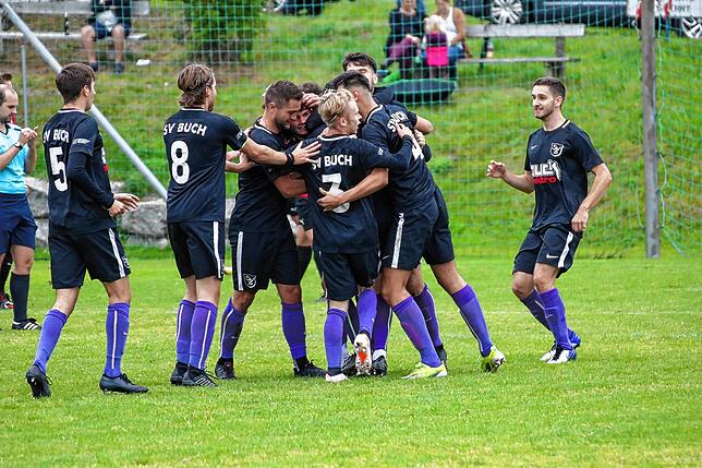 Bild 1: SV Buch setzt sich mit 4:1 gegen den FC Hochrhein durch &ndash; und wir haben die Bilder!