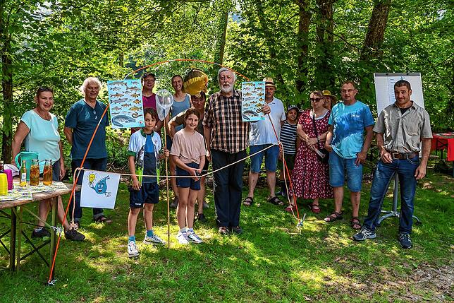 Mitglieder des Vereins Erlebbare Umweltbildung eröffnen das Klassenzimmer am Bach in Detzeln. Symbolisch schneidet Skollan Pietschmann ...