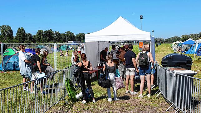 Bild 30: So sieht Vorfreude auf das Seenachtfest aus! Auf dem Konstanzer Flugplatz wird wieder gecampt