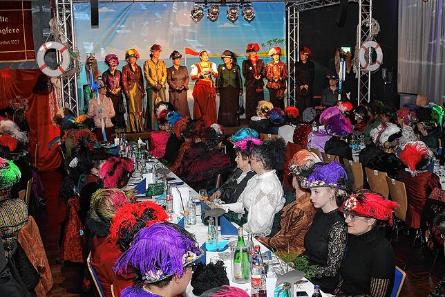Nach zwei Jahren Zwangspause stehen die Alte Jungfere wieder auf der Bühne im kleinen Saal des Theaters am Ring.