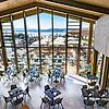 Luftiges Ambiente und viel Licht durch die Fenster in Richtung See: Blick von der Empore des neuen Restaurants am Seeufer auf den ...