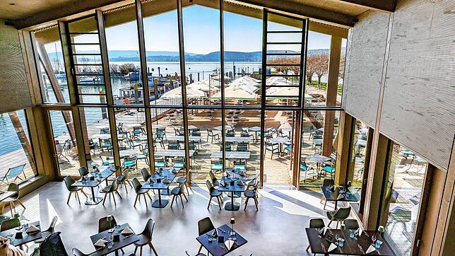 Luftiges Ambiente und viel Licht durch die Fenster in Richtung See: Blick von der Empore des neuen Restaurants am Seeufer auf den ...