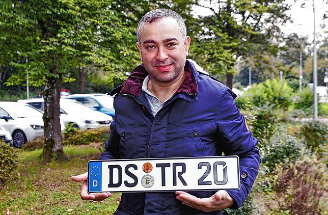 Ümit Ilkimer ist einer der ersten stolzen Besitzern eines DS-Kennzeichens. Nicht sein letztes, da ist er sich sicher.
