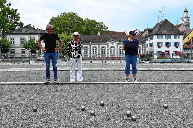 Uwe und Angelika Zahn sowie Hanne Schulz verfolgen die Boule-Partie am Mantelhafen.