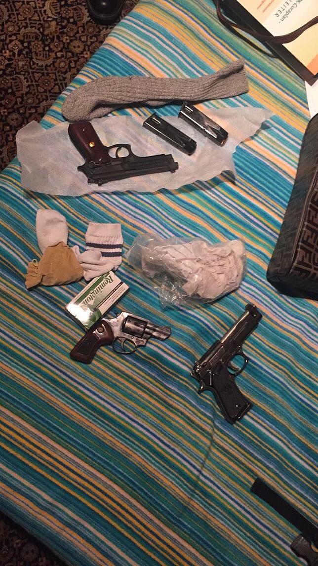 Zwei Pistolen und ein Revolver, dazu Magazine mit Munition: Dieses Bild wurde bei der Razzia am 21. Juni im Hause eines der Verdächtigen ...