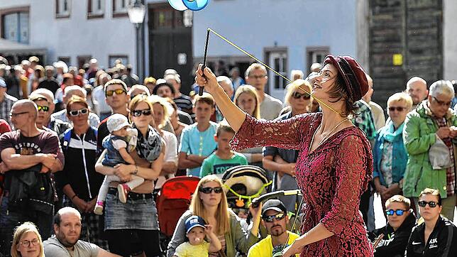Maria die Gauklertochter hat beim Straßenmusiksonntag 2018 in Bräunlingen ihre Künste präsentiert. 2020 wird es wegen der Corona-Krise ...