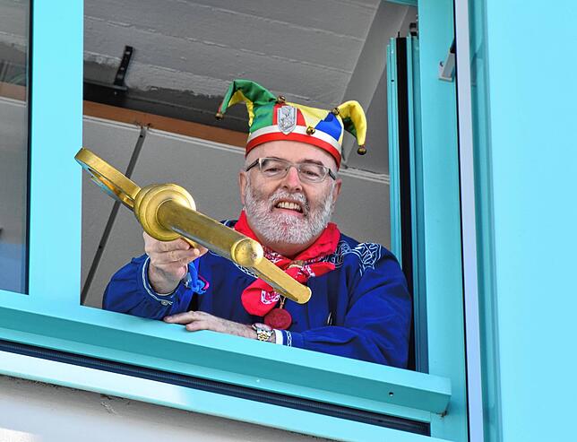 Bild 5: Bilder von der Machtübernahme in Stockach: Bürgermeister seilt den Rathausschlüssel ab