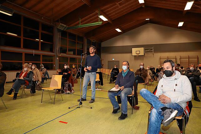 So wie Florian Kopp konnten die Zuschauer am Ende der Informationsveranstaltung Fragen an den Gutachter stellen.