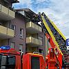 Mit der Drehleiter rettet die Feuerwehr Hausbewohner vom Balkon.