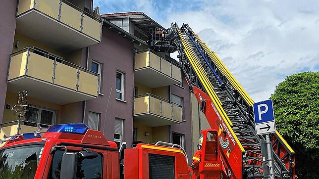 Mit der Drehleiter rettet die Feuerwehr Hausbewohner vom Balkon.