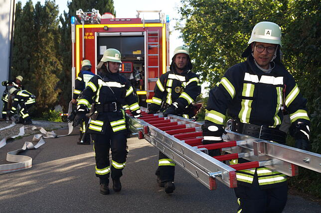 Befehle empfangen und Teamwork schließen sich bei der Feuerwehr nicht aus.