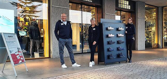 Peter Kolb (von rechts), Isabella Bensberg und Sabrina Kolb vor dem Haupteingang zu Sport Gruner.
