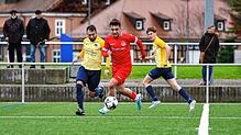 Dennis Raff (links) von der SG Dettingen/Dingelsdorf schoss beim 3:0-Erfolg das 1:0 gegen den FC Bad Dürrheim. Auf dem Bild ist er im ...