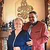 Lore Stadelhofer mit ihrem Sohn Hermann vor dem Familienwappen.