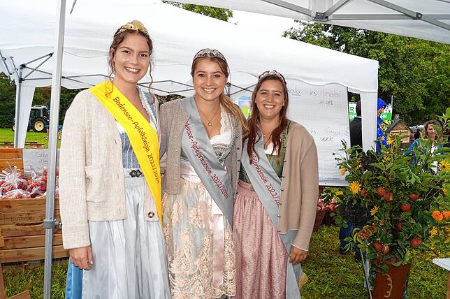 Das derzeitige Bodensee-Apfelprinzessinnen-Trio bot schon beim Herbstmarktjubiläum vor zwei Jahren Äpfel feil – ihre Nachfolgerinnen ...