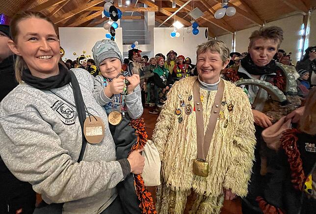 Der kleine Nils von der Taisersdorfer Steinbockzunft eroberte mit seiner Mutter Carina Hildebrandt den Rathausschlüssel.