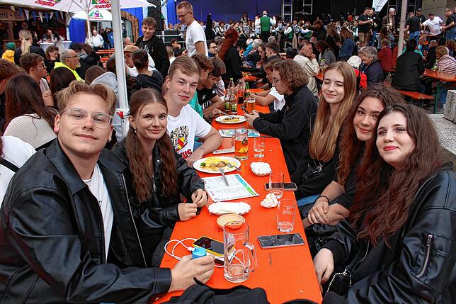 Viele junge Gäste beim Laubenfest.