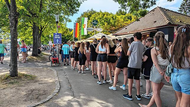 Schon gegen 16.30 Uhr zu Einlassbeginn kommen die Menschen in Scharen. Die Schlange ist zwar lang, löst sich aber schnell auf.