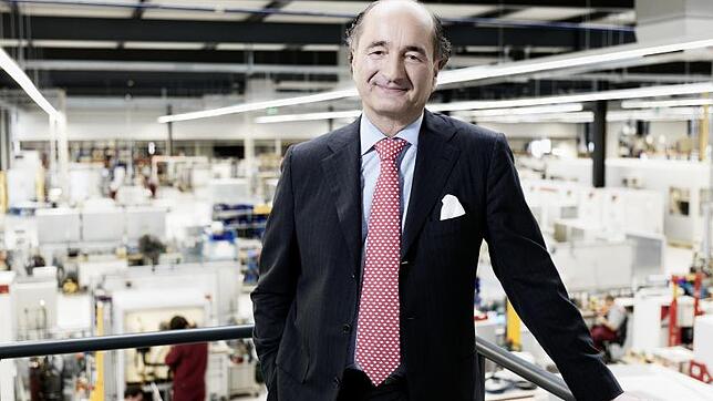 Peter Binder, geschäftsführender Gesellschafter der Binder GmbH, steht in einer Produktionshalle seiner Firma. Binder gründete die Firma ...