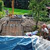 Carmelo Vicino (links) und Ivica Krijan sichern den frisch gegeossenen Beton an der Wutachbrücke in Achdorf vor dem nahenden Regen. ...