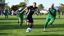 Marbach/Rietheim (Gerd Müller, am Ball) feiert einen klaren Sieg über die DJK Villingen (Devin Sarikaya).