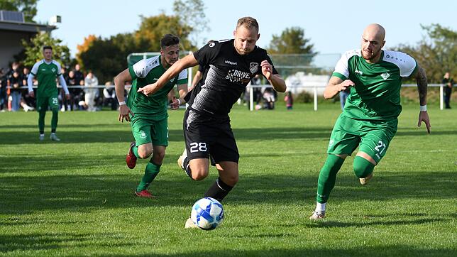 Marbach/Rietheim (Gerd Müller, am Ball) feiert einen klaren Sieg über die DJK Villingen (Devin Sarikaya).