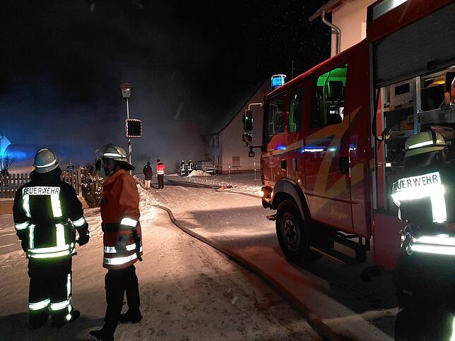 Bei winterlichen Straßenverhältnissen musste die Feuerwehr kurz vor Mitternacht ausrücken.