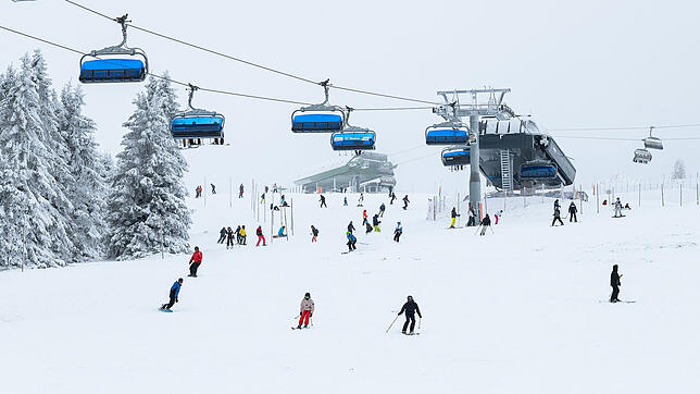 In den meisten Skigebieten in Deutschland, Österreich und der Schweiz beginnt die Wintersaison im frühen Dezember. Einige schneesichere ...