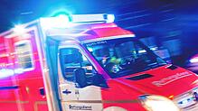 Ein 75-Jähriger Fahrer kam am Samstagvormittag aufgrund eines medizinischen Notfalls von der B 30 ab und erlag  den Folgen. (Symbolbild)