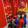 Ingo Sterk ist Vorsitzender der DLRG in Engen und Teil der Einheit für Strömungsrettung. Im Bild zeigt er, mit welcher Ausrüstung die ...