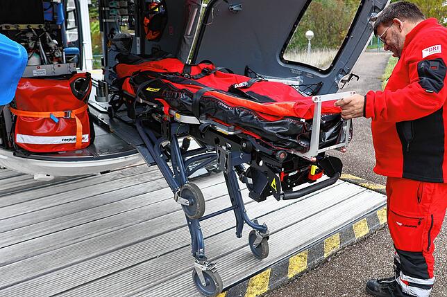 Mit dem Rollensystem kann Markus Blume Patienten ohne große Anstrengung ein- und ausladen.