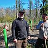 Warten auf Regen: Peter Ummenhofer und Bernhard Bruscht, die beiden Mitarbeiter im Markdorfer Forstamt.