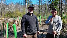 Warten auf Regen: Peter Ummenhofer und Bernhard Bruscht, die beiden Mitarbeiter im Markdorfer Forstamt.