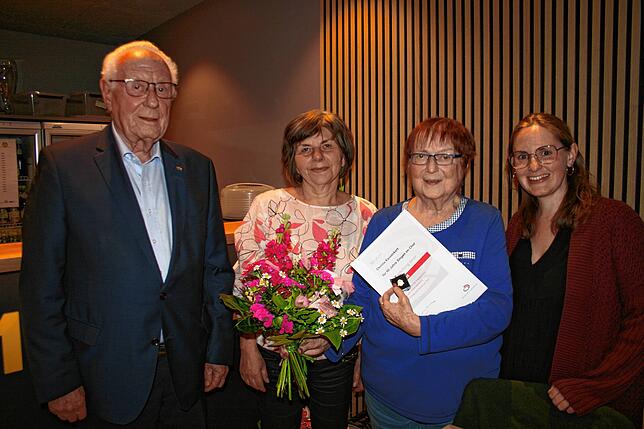 Von links: Günter Schäuble vom Deutschen Chorverband, 1. Vorsitzende Barbara Hermann, Christa Kasseckert und 2. Vorsitzende Alisa ...