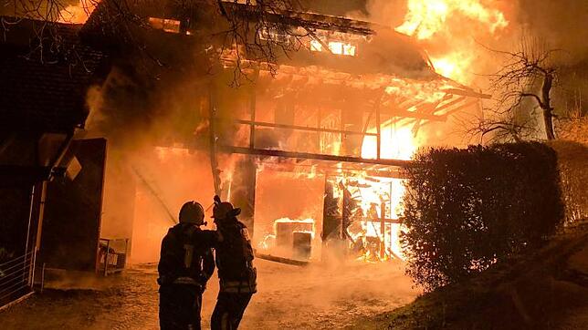 Ein Flammenmeer fanden die Feuerwehrleute Mitte Januar dieses Jahres bei einem Großbrand in Aichen vor.
