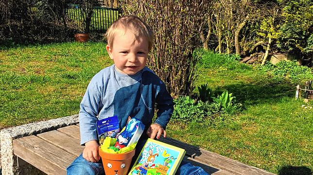 Ben Biller freut sich über sein Ostergeschenk von den Erzieherinnen der Kita Buchberg-Arche in Blumberg. Bild: Kita Buchbergarche
