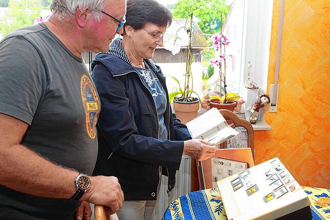 Ewald Viellieber und Schwester Angelika Schuler beim Sichten von Fotos und Dias des Familienarchivs.