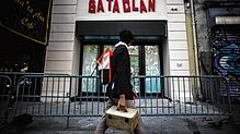 Ein Mann geht am Eingang zum Pariser Musikclub Bataclan vorbei.