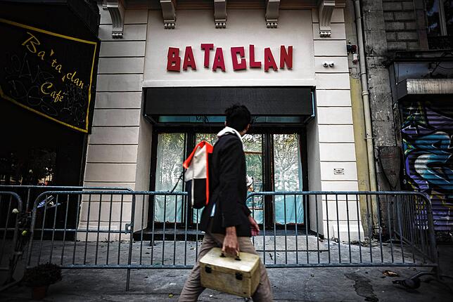Ein Mann geht am Eingang zum Pariser Musikclub Bataclan vorbei.