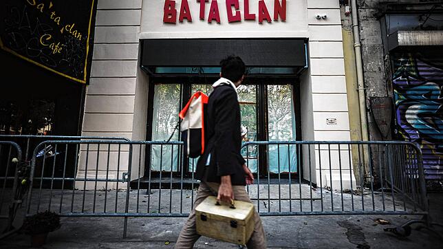 Ein Mann geht am Eingang zum Pariser Musikclub Bataclan vorbei.