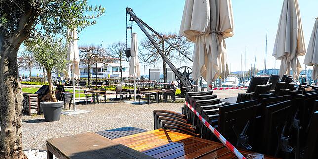 Absperrbänder und gestapelte Stühle vor dem Konstanzer Restaurant Hafenmeisterei.