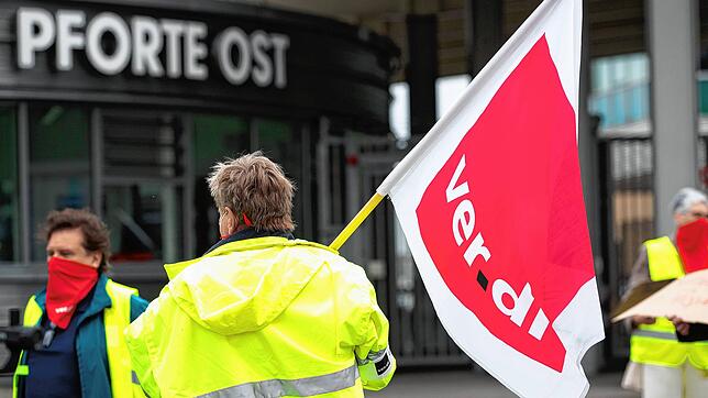 Ein Demonstrant steht mit einer Ver.di Fahne am Stuttgarter Flughafen. Der Warnstreik der Flugsicherheitskräfte wird am Donnerstag an ...