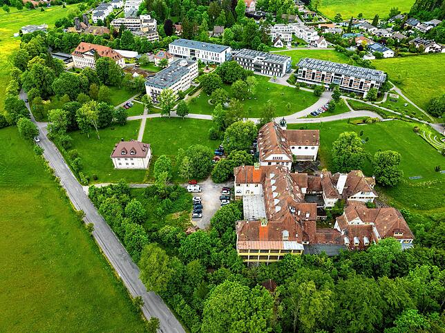 Das Haus Hohenbaden im Vordergrund, die modernen Gebäude dahinter gehören zur Luisenklinik.