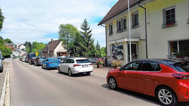 Autos warten am Dienstag vor der Ampelanlage Hauenstein auf Grün. Die Sperrung der Brücke sorgt für spürbar mehr Verkehr auch in ...