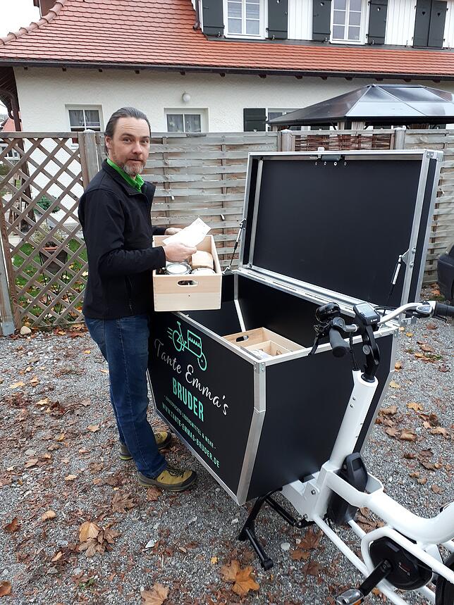 Die Ware hat Köhler zuvor in seinem Lager in die bestellten Mengen umgepackt und in der Box des Lastenrad verstaut. Bei ihm gibt es fast ...