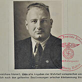 Bestätigt auf dem Mitgliedsausweis der Nationalsozialistischen Deutschen Arbeiterpartei, dass er „arischer Abstammung“ ist: ...